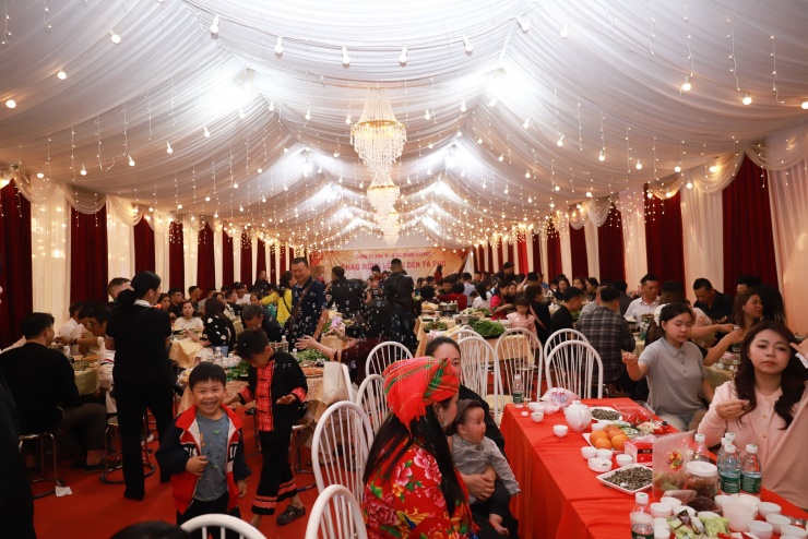 Hàng trăm du khách ghé ăn tại một rạp trên phố Trần Đăng Ninh.