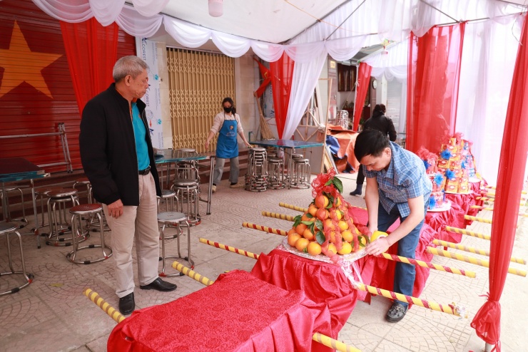 Rạp của tổ liên gia Dốc Đồn, gồm 30 hộ dân trên phố Trần Đăng Ninh đang chuẩn bị phần lễ.