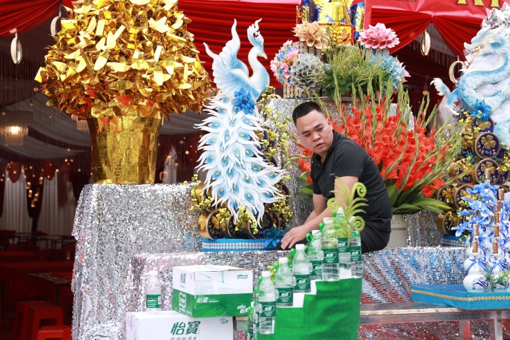 Một người đang chuẩn bị phần lễ cho chính hội.