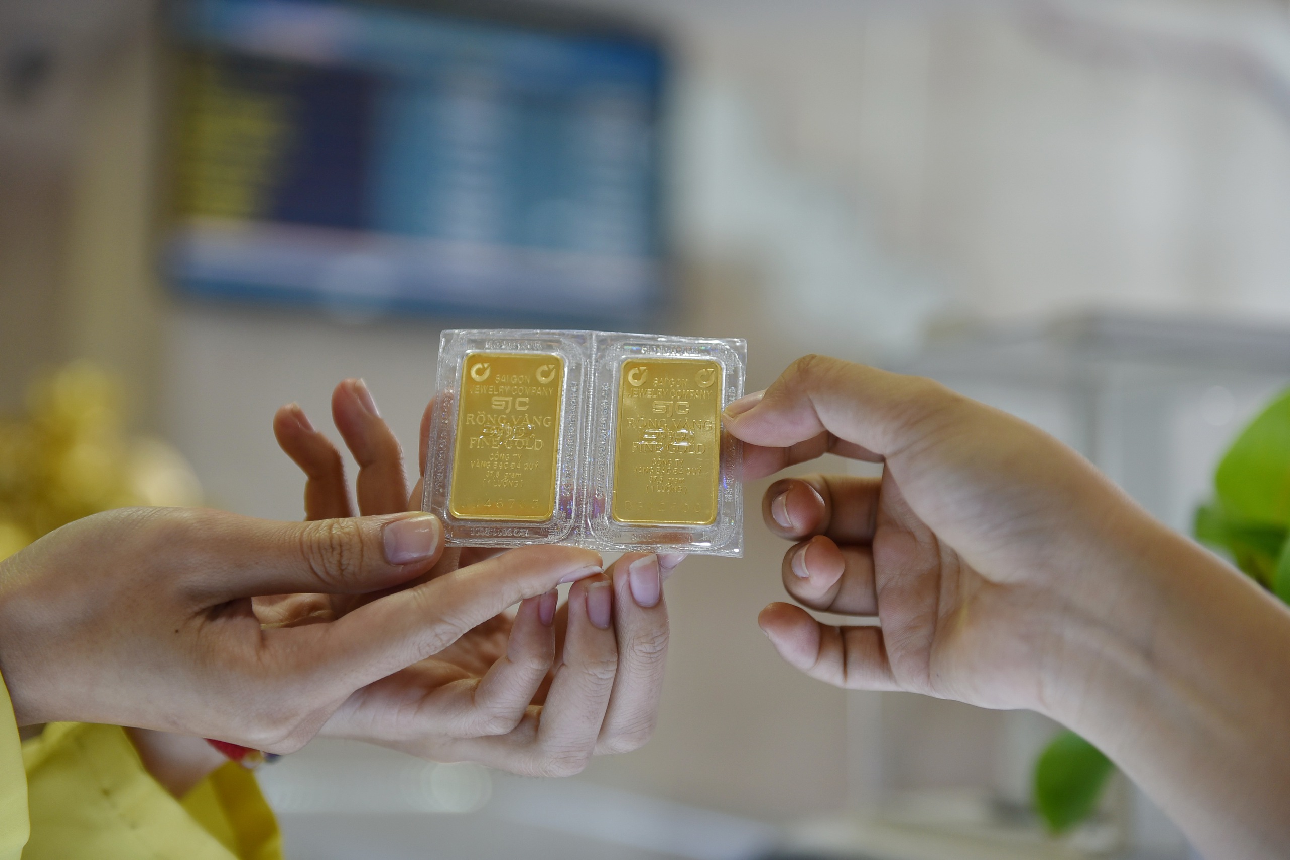 Giá vàng đã giảm mạnh so với đỉnh, giới chuyên gia nhận định gì? 2 Giá vàng - Ảnh 2.