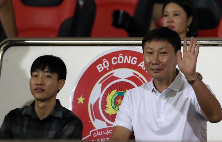 Tiến Linh 'tịt ngòi' trong ngày HLV Kim Sang Sik dự khán 2 Tiến Linh - Ảnh 2.