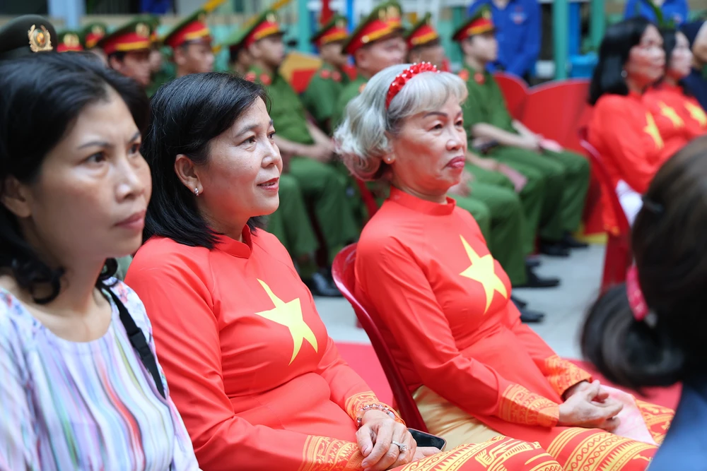 Các cử tri tại TP.HCM đi bỏ phiếu bầu cử. Ảnh: LÊ THOA ong-nguyen-van-duoc-bau-cu-lethoa-12.JPG