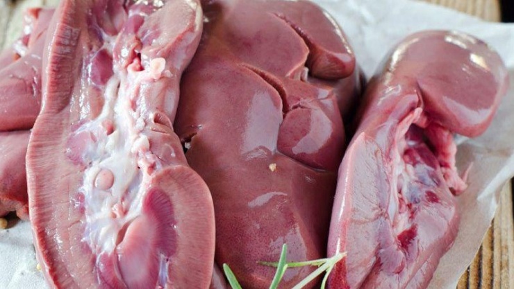 Một món ăn nhiều người chê nhưng lại có lợi ích khó tin 3 Cần loại bỏ phần màng trắng bên trong và rửa sạch với muối/rượu để khử mùi hôi và chất thải tồn dư