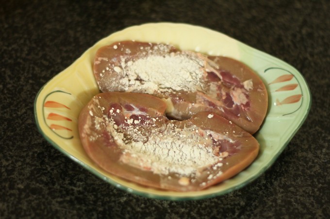 Một món ăn nhiều người chê nhưng lại có lợi ích khó tin 6 Cật heo bổ đôi theo chiều dọc, dùng dao mỏng sắc lọc bỏ hết phần màu trắng ở giữa, sau đó, rắc chút bột mì, rồi lọc tiếp cho tới khi hết. Phần nhầy màu trắng này chính là nguyên nhân gây hôi.