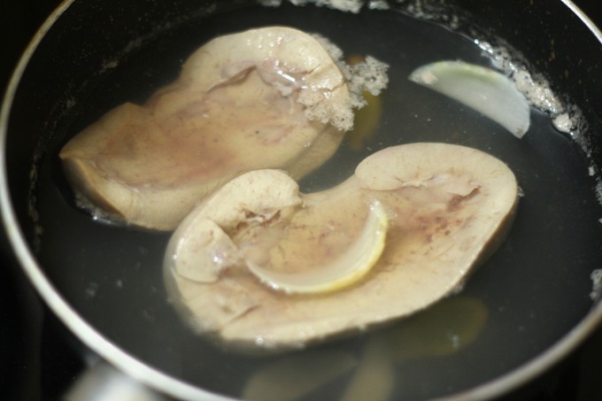 Một món ăn nhiều người chê nhưng lại có lợi ích khó tin 7 Bóp kỹ cật với nước cốt chanh (hoặc giấm), rượu và gừng đập dập rồi rửa sạch. Đun sôi nồi nước, cho cật vào trụng sơ, vớt ra rửa sạch.