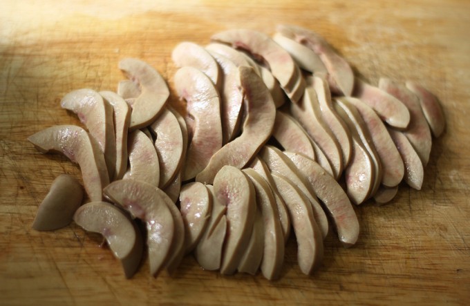 Một món ăn nhiều người chê nhưng lại có lợi ích khó tin 8 Cắt cật heo thành từng miếng mỏng vừa ăn rồi ướp với chút mắm, muối, hạt tiêu.