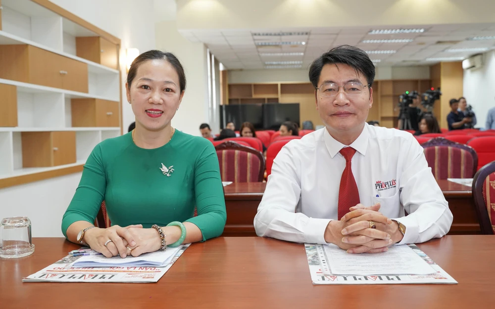 Bà Trần Thị Hồng Hạnh - Phó Giám đốc Sở Tư pháp, Trưởng ban Tổ chức và Nhà báo Đinh Đức Thọ - Phó Tổng Biên tập Báo Pháp Luật TP.HCM, Phó Trưởng Ban Tổ chức cuộc thi. Ảnh: THUẬN VĂN Hội nghị phát động (Sở Tư Pháp - Báo Pháp Luật TP.HCM) (1).jpg