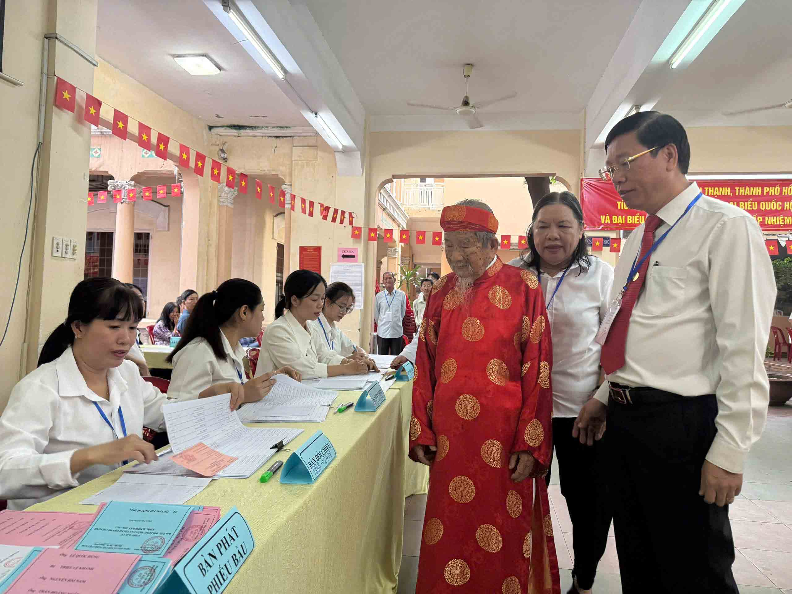 Ngày hội bầu cử 2026: Cử tri nô nức tham gia bầu cử trên khắp cả nước - Ảnh 6.