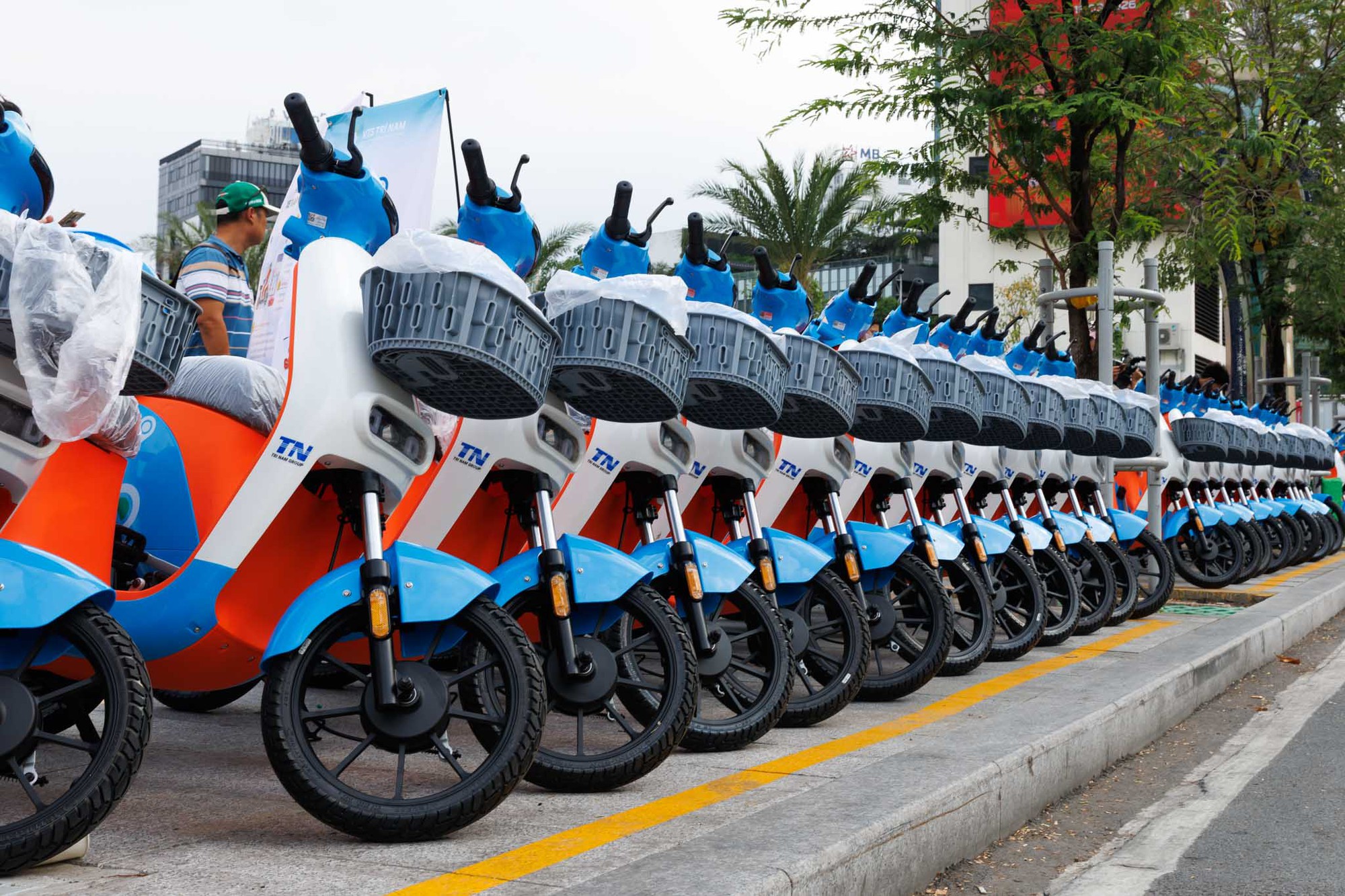 Một mô hình giao thông mới vừa xuất hiện ở TP.HCM, người dân hào hứng trải nghiệm trong ngày đầu ra mắt- Ảnh 2.