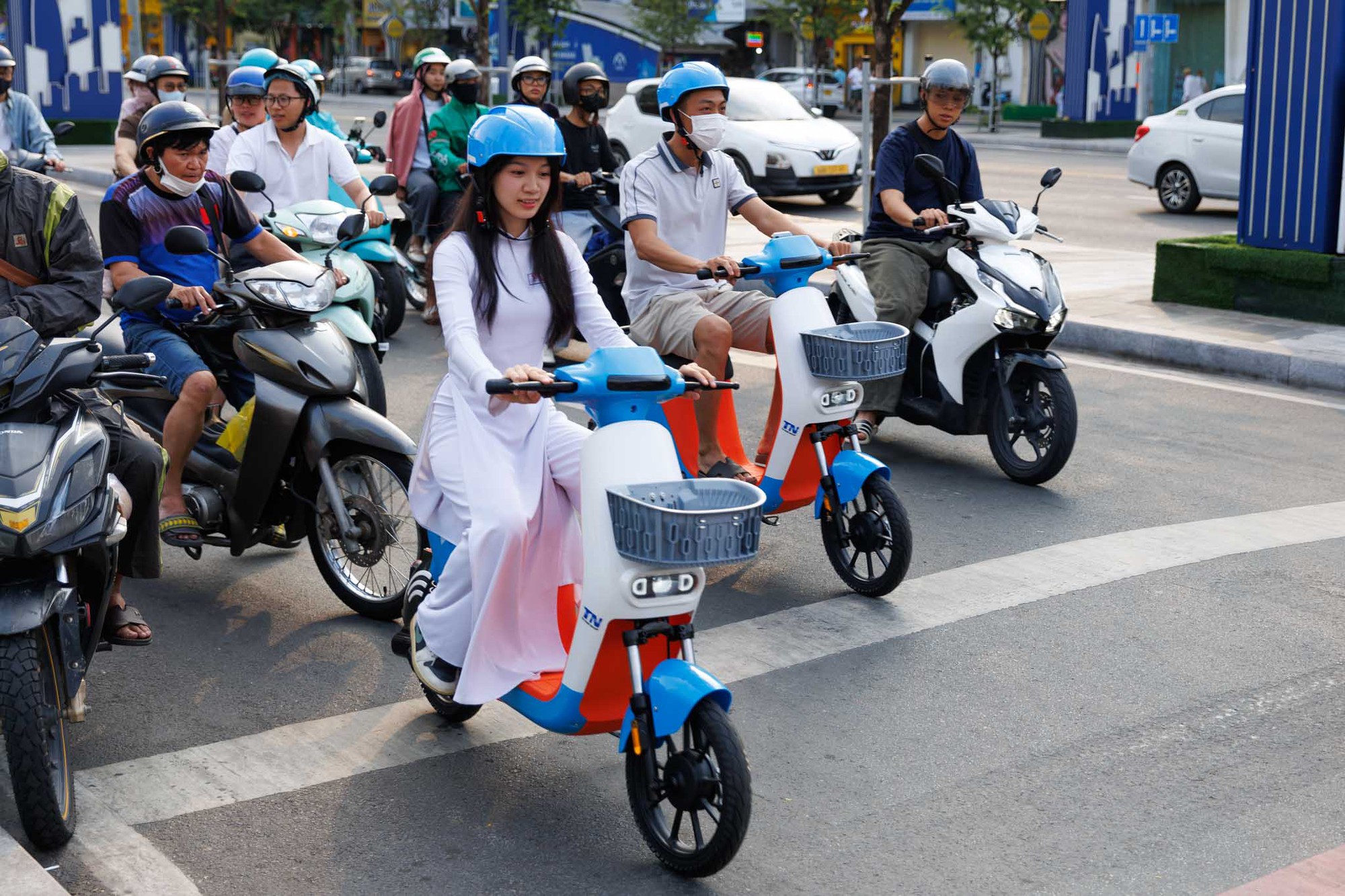 Một mô hình giao thông mới vừa xuất hiện ở TP.HCM, người dân hào hứng trải nghiệm trong ngày đầu ra mắt- Ảnh 9.
