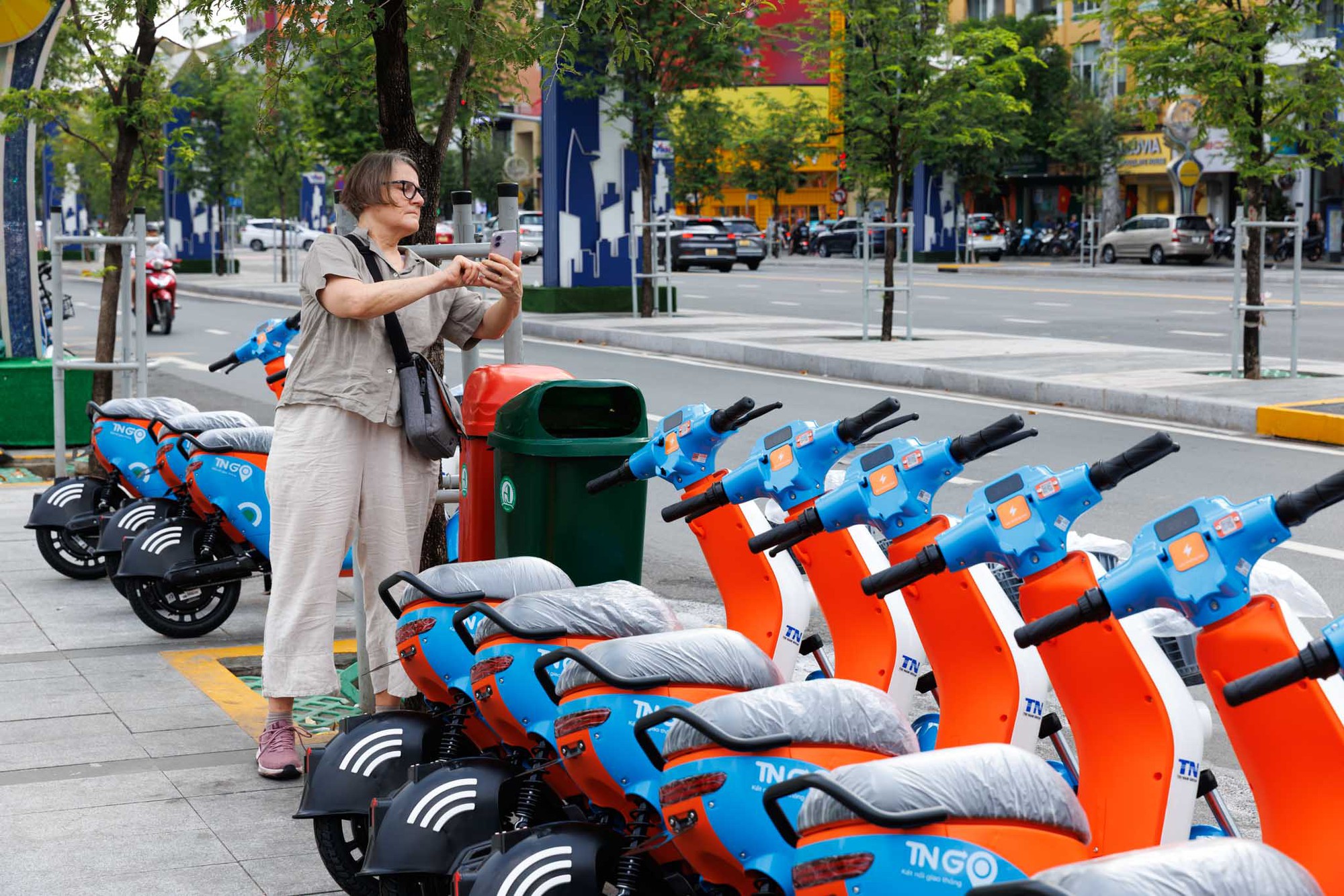 Một mô hình giao thông mới vừa xuất hiện ở TP.HCM, người dân hào hứng trải nghiệm trong ngày đầu ra mắt- Ảnh 13.