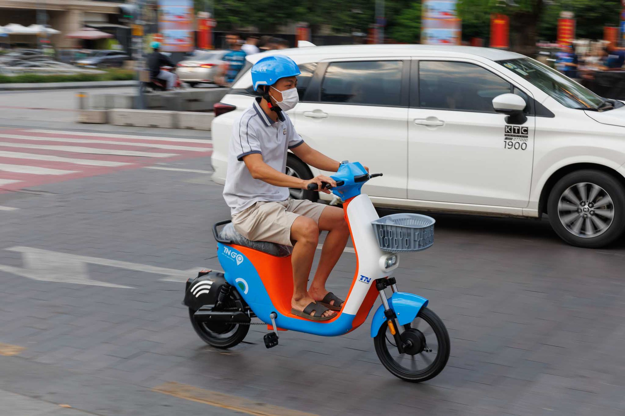 Một mô hình giao thông mới vừa xuất hiện ở TP.HCM, người dân hào hứng trải nghiệm trong ngày đầu ra mắt- Ảnh 14.