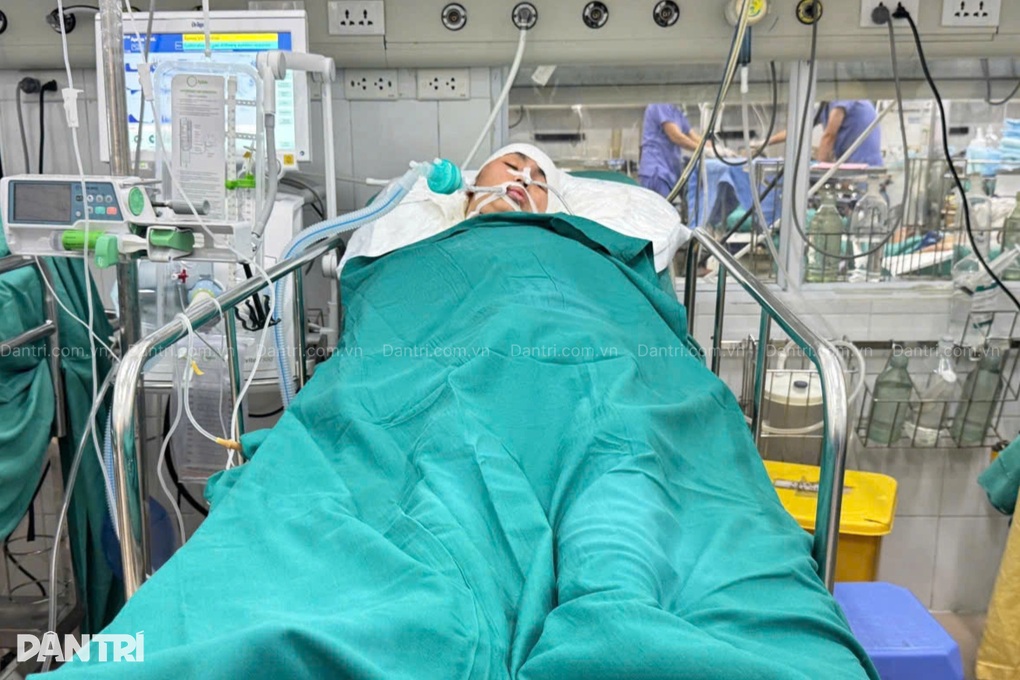 Con trai nhiều lần mổ u não nguy kịch, mẹ nghèo giằng xé tâm can cầu cứu - 2