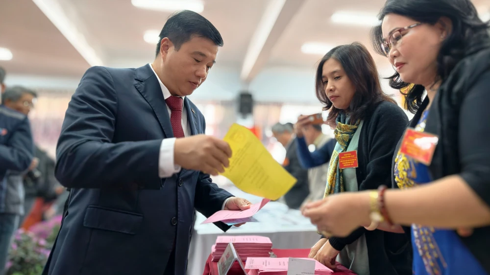 Bí thư Tỉnh uỷ Lâm Đồng bỏ phiếu, thực hiện quyền và nghĩa vụ của cử tri tại phường Xuân Hương - Đà Lạt. Ảnh: VÕ TÙNG bc-lam-dong-2.jpg