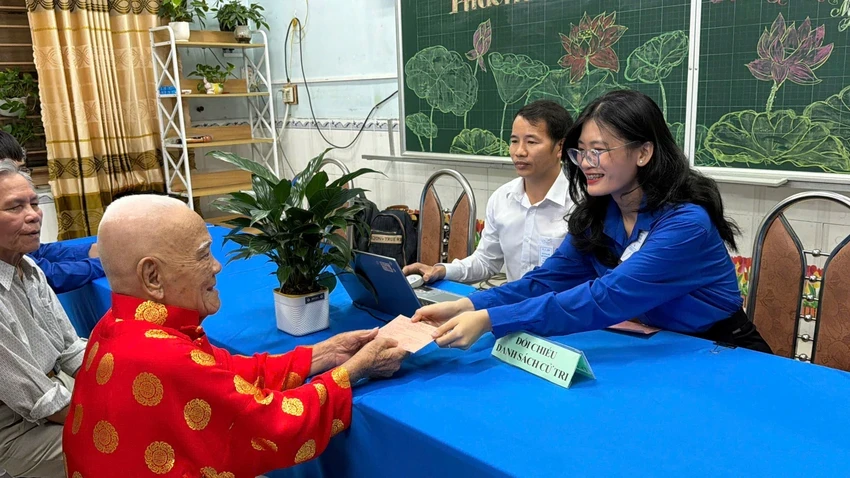 “5 năm mới có một lần bỏ phiếu tôi nhất định phải đi, tìm ra người tài phục vụ cho nhân dân, cho đất nước”- cử tri 100 tuổi Đặng Chưởng kỳ vọng. Ảnh: ĐÀO TRANG Cutri-Dang-CHuong.png