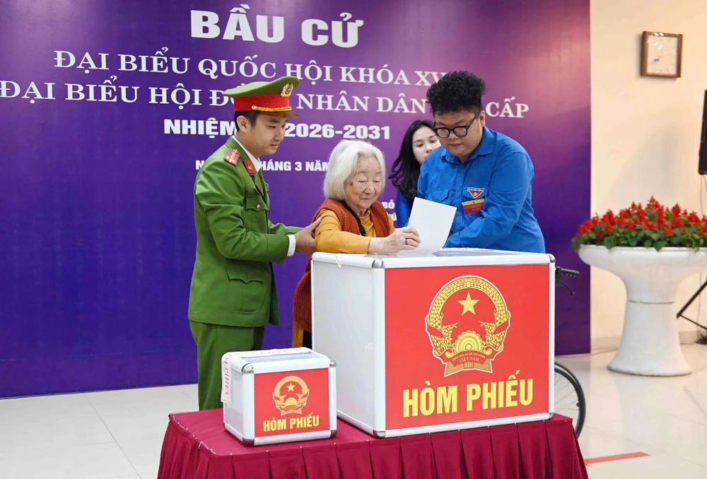 Cụ Phạm Thị Bắc tham gia bỏ phiếu. Ảnh: ĐẮC LAM Cụ-ba-100tuoi.jpg