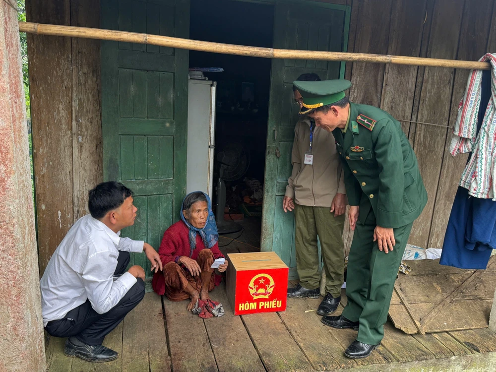 Hòm phiếu được đưa đến tận nhà các cụ cao tuổi. Ảnh: MINH TRƯỜNG cụ-ba-102.jpg