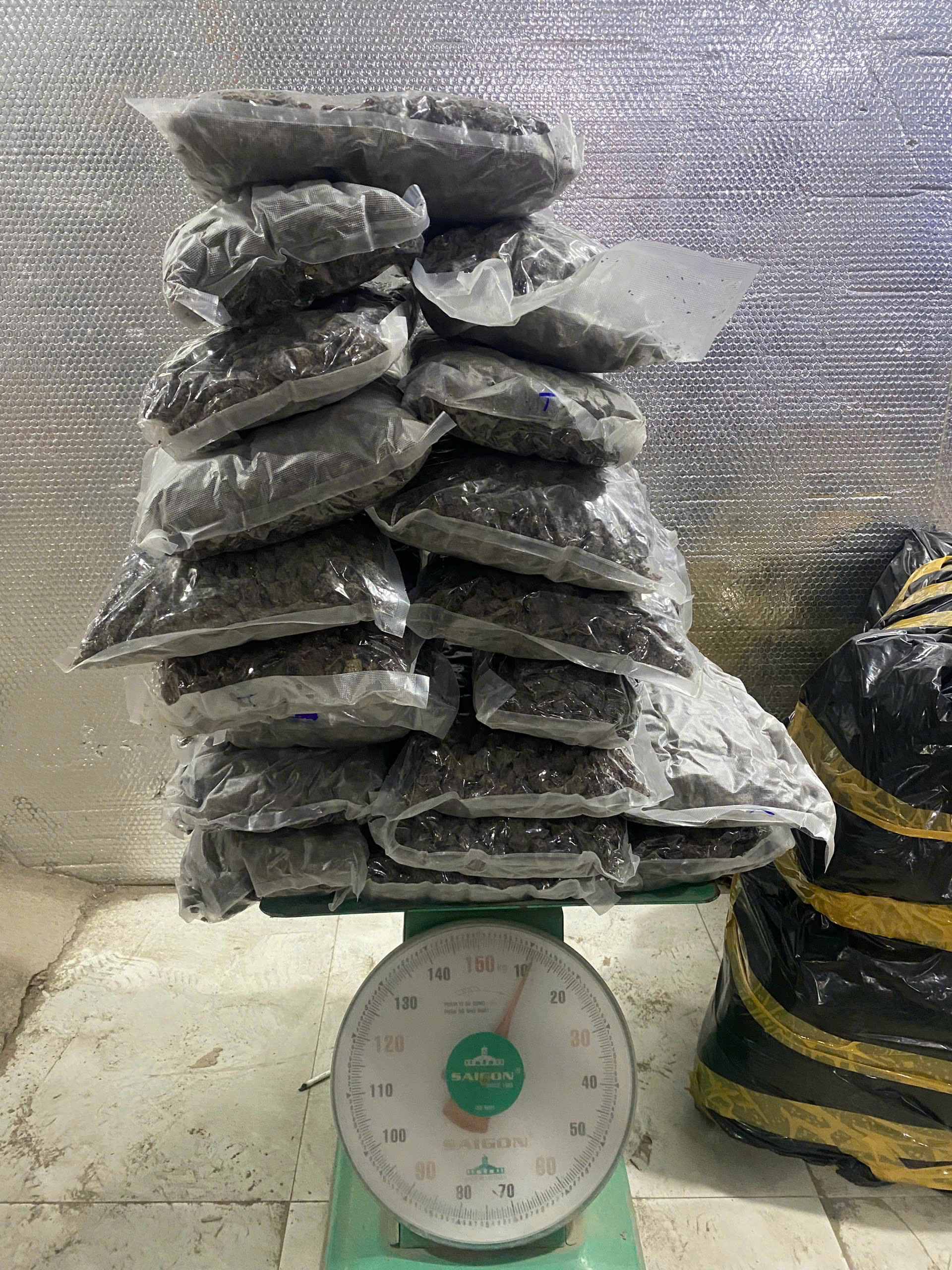 Triệt xóa đường dây bán cần sa trên mạng, quy mô 'khủng' do vợ chồng trẻ cầm đầu- Ảnh 4. Triệt xóa đường dây bán cần sa trên mạng, quy mô 'khủng' do vợ chồng trẻ cầm đầu- Ảnh 4.