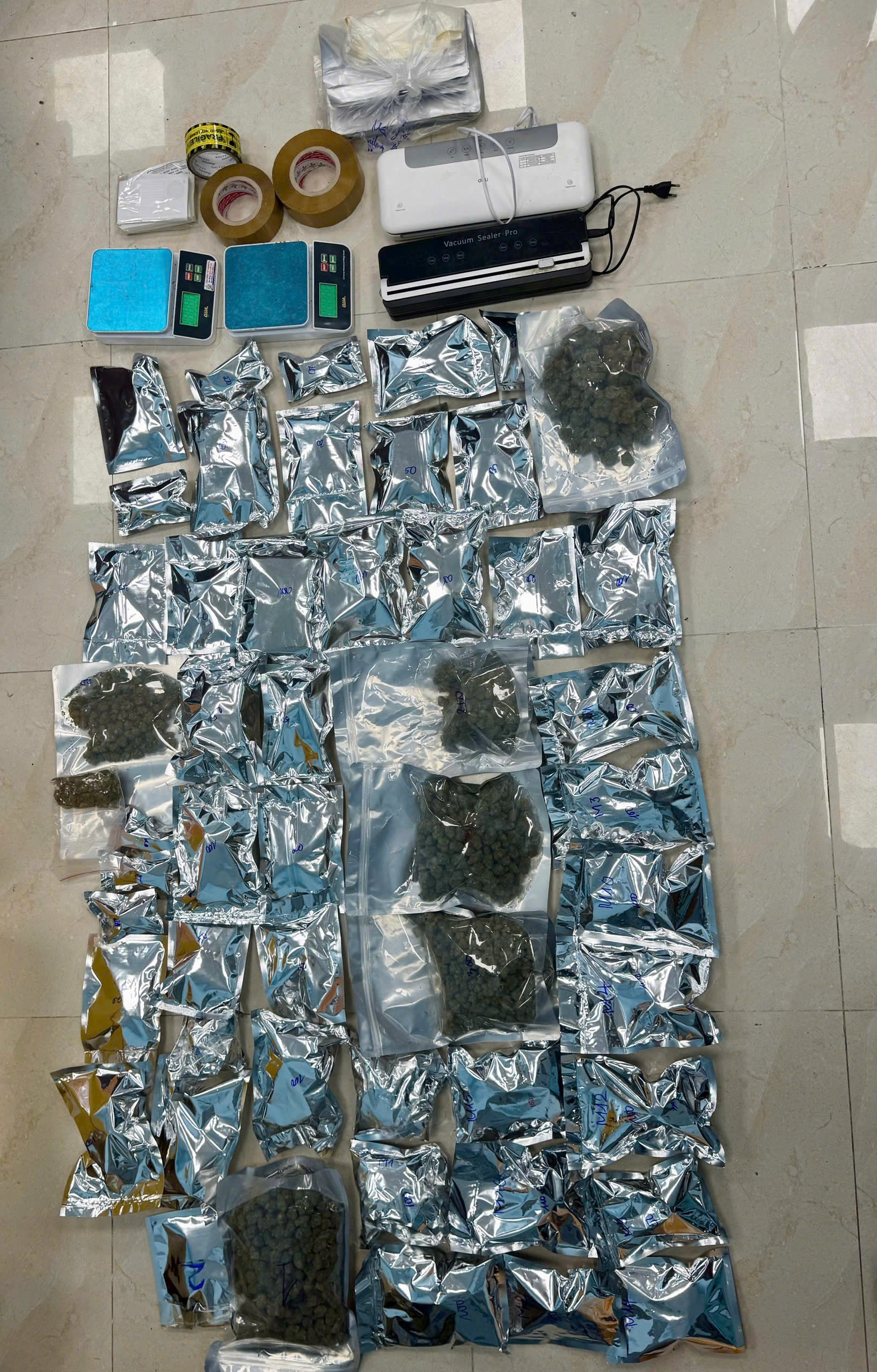 Triệt xóa đường dây bán cần sa trên mạng, quy mô 'khủng' do vợ chồng trẻ cầm đầu- Ảnh 5. Triệt xóa đường dây bán cần sa trên mạng, quy mô 'khủng' do vợ chồng trẻ cầm đầu- Ảnh 5.