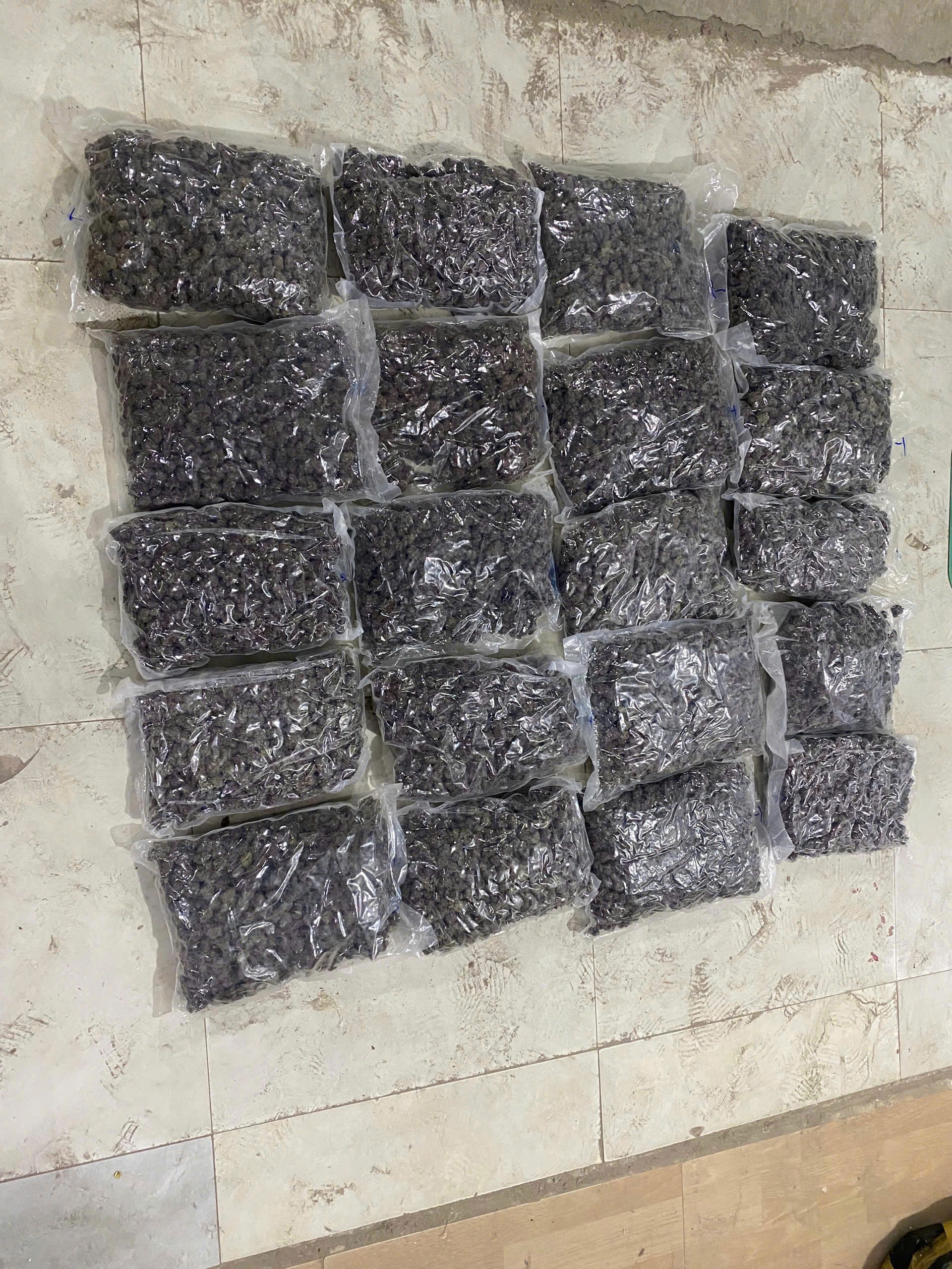 Triệt xóa đường dây bán cần sa trên mạng, quy mô 'khủng' do vợ chồng trẻ cầm đầu- Ảnh 6. Triệt xóa đường dây bán cần sa trên mạng, quy mô 'khủng' do vợ chồng trẻ cầm đầu- Ảnh 6.