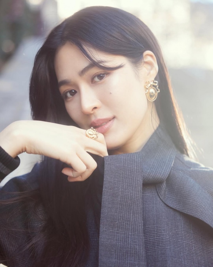 Trong phỏng vấn với MGR Online, Lingling Kwong cho biết bản thân là người hoạt bát, năng động.