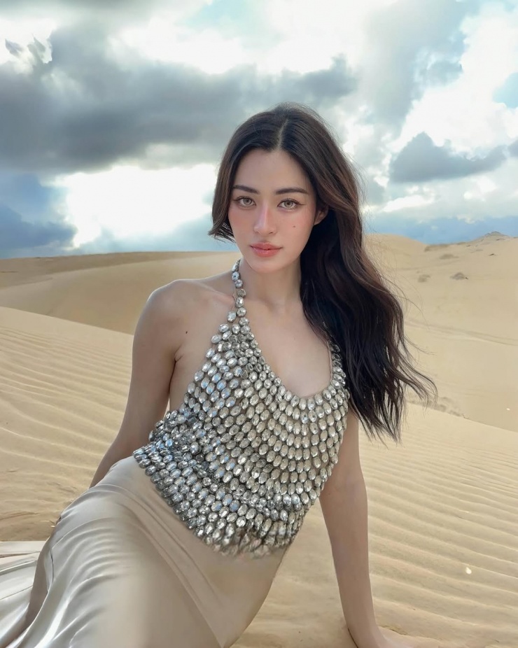 Lingling theo đuổi phong cách thời trang thanh lịch và hiện đại. Tủ đồ của cô có nhiều váy chữ A cắt xẻ chừng mực hoặc kín đáo với gam màu tươi sáng.