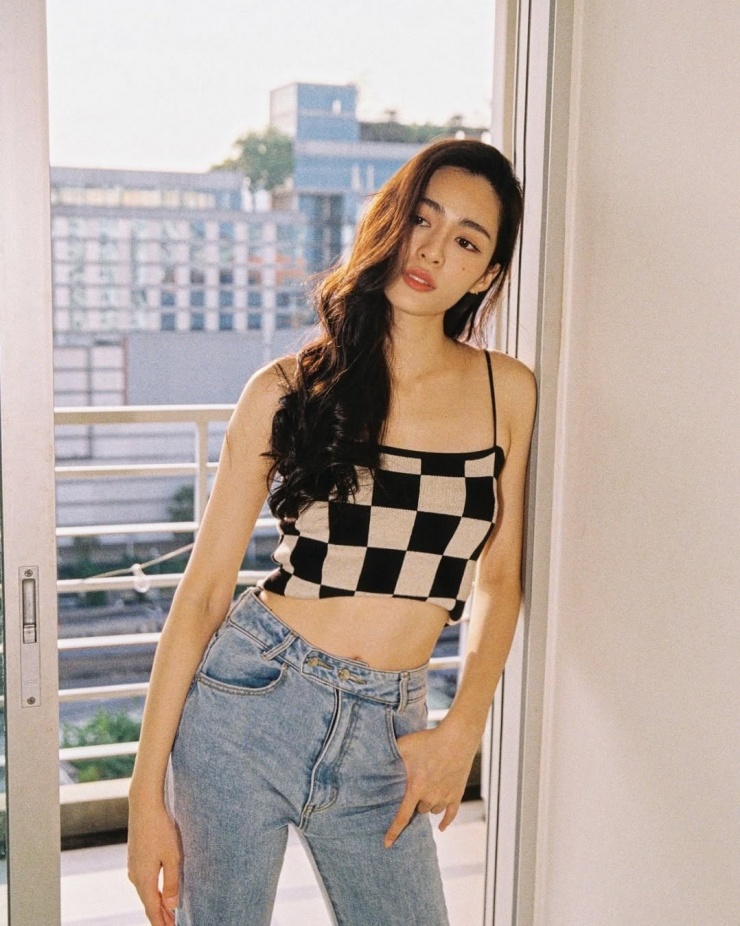 Đời thường, cô thường diện crop top, quần jeans, sơ mi, áo phông, quần shorts, váy midi kết hợp sneakers hoặc giày bệt.