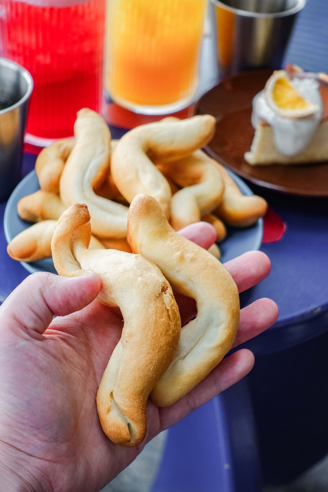 Khách xếp hàng như mua vàng, loại bánh mì 