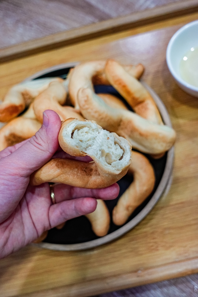 Khách xếp hàng như mua vàng, loại bánh mì 