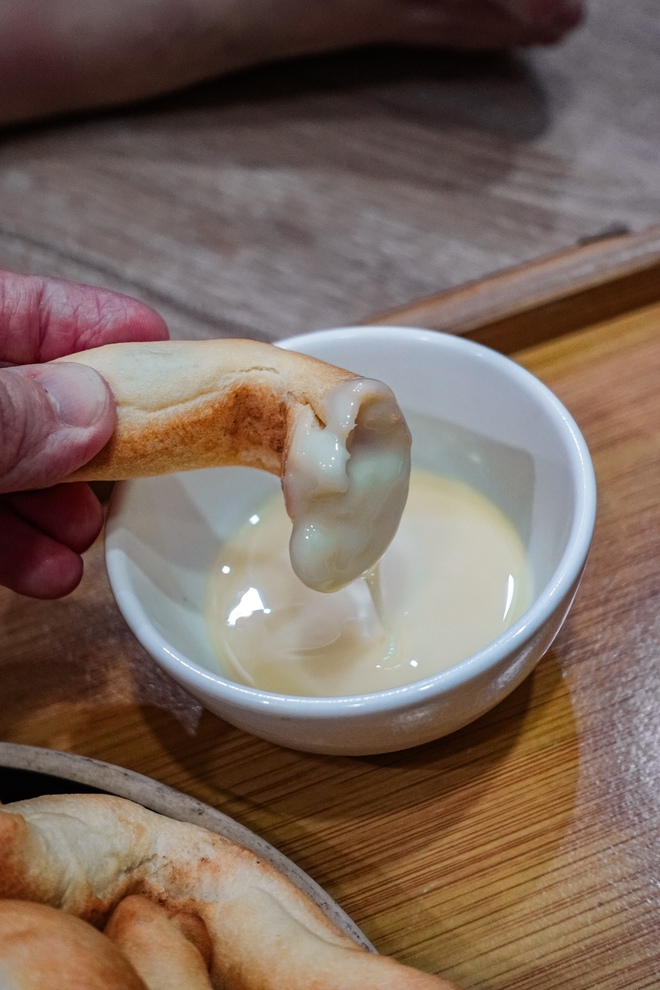 Khách xếp hàng như mua vàng, loại bánh mì 