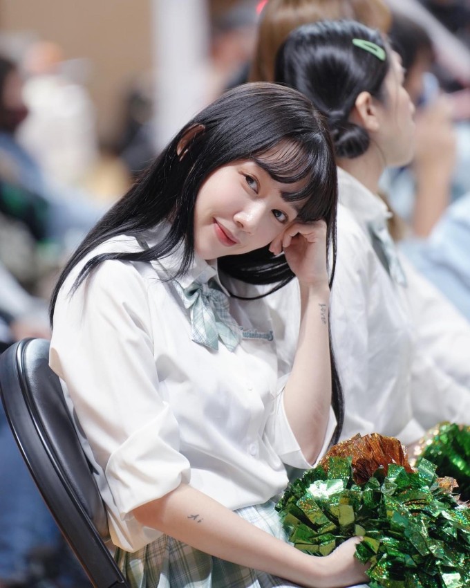 Cô thường được khen trẻ trung hơn tuổi nhờ vóc dáng nhỏ nhắn, gương mặt trẻ trung, làn da căng mịn.