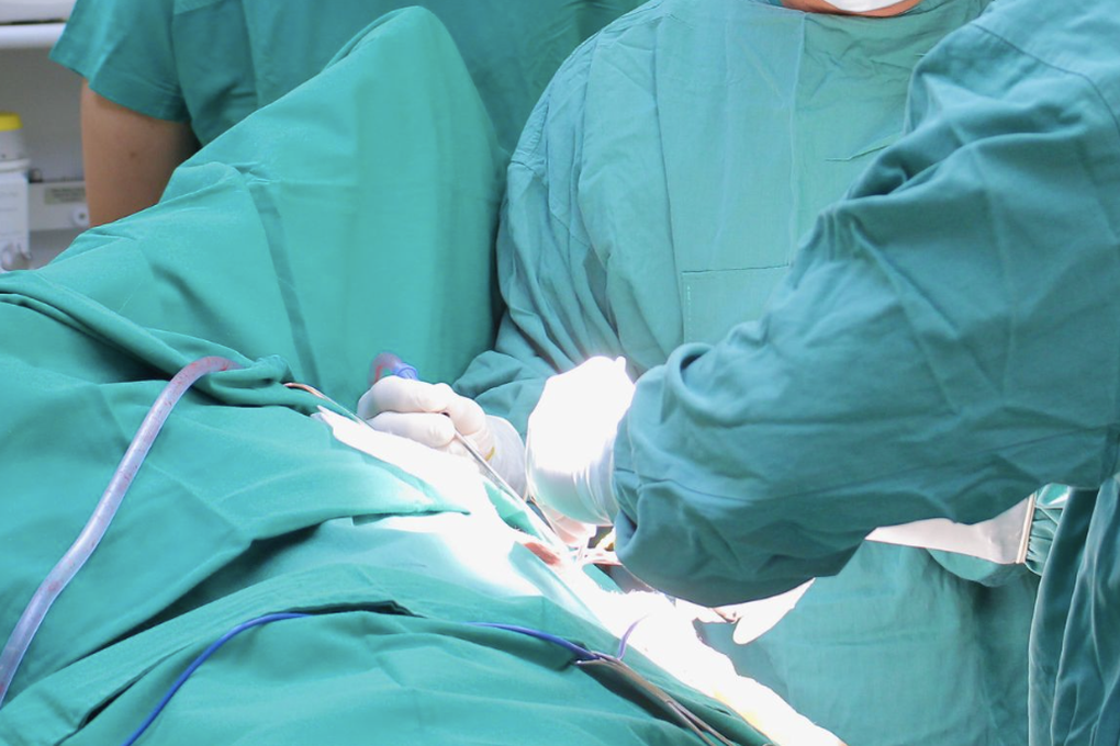 Người đàn ông suýt chết vì... một nốt mụn nhọt - 2