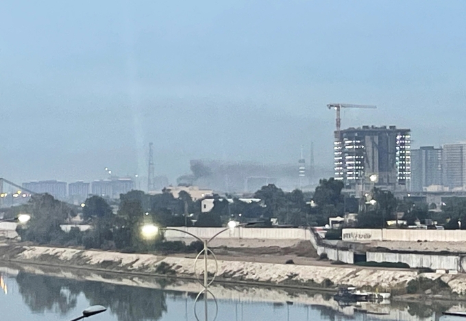 Khói bốc lên bên trong đại sứ quán Mỹ ở Baghdad, Iraq ngày 14/3. Ảnh: AFP