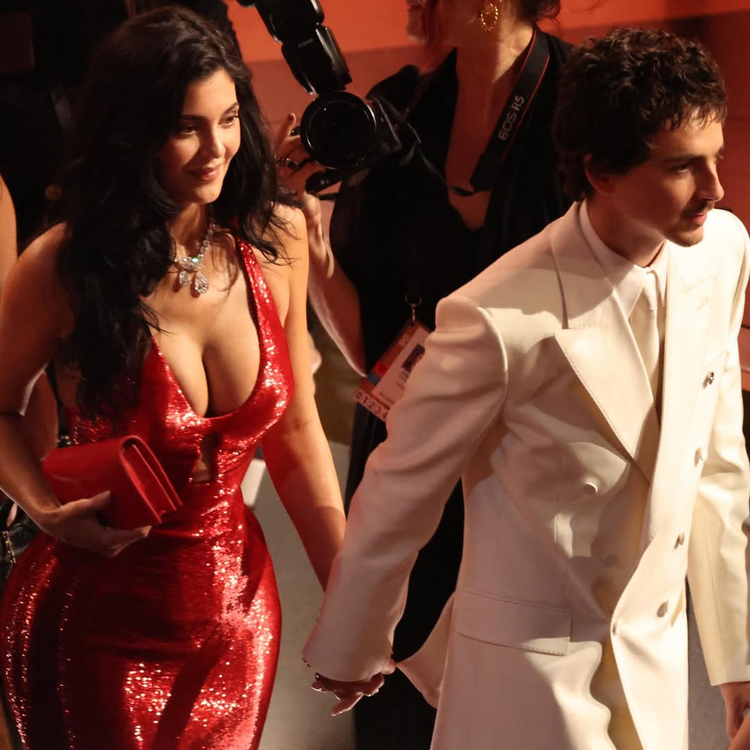 Nổ drama tại Oscar 2026: Kylie Jenner đụng mặt chị gái Timothée Chalamet, có thái độ khinh khỉnh coi thường gây 