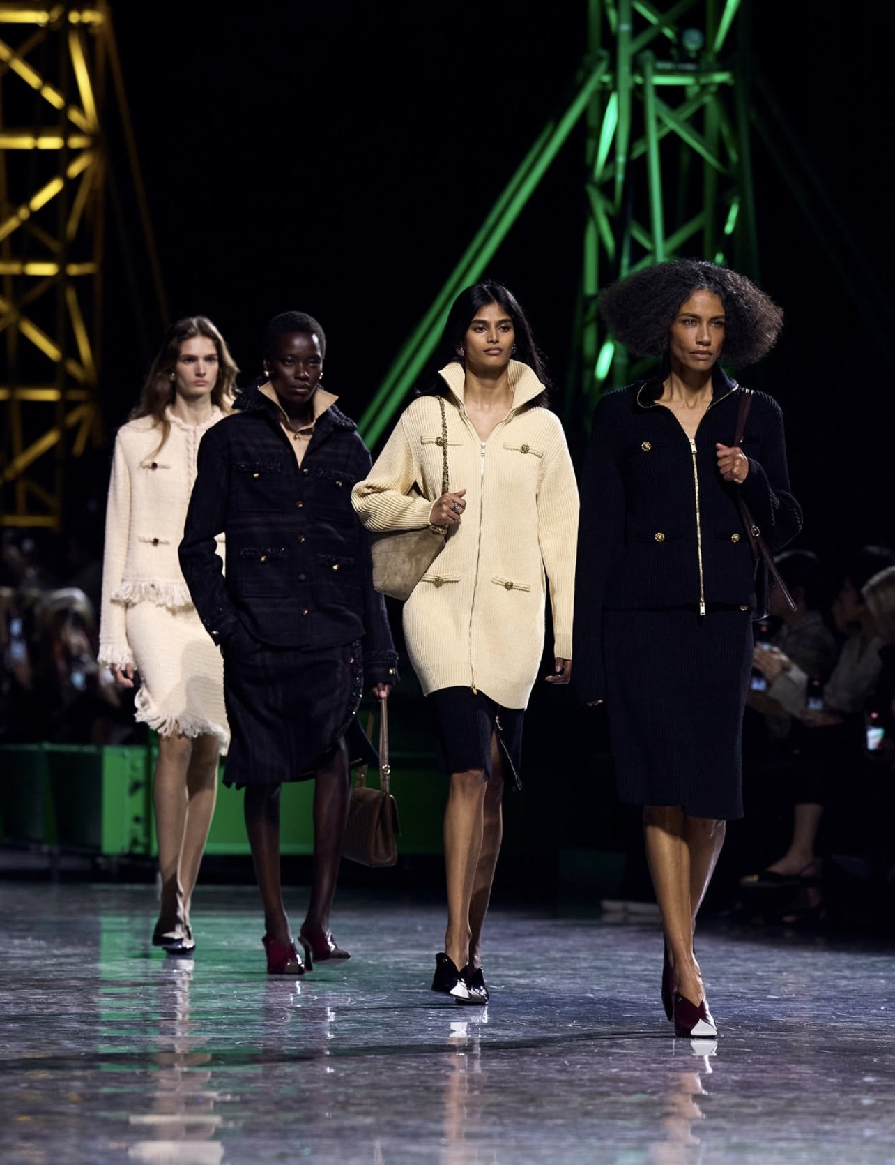 Bất chấp lạnh giá, dân tình sẵn lòng xếp hàng dài để được ngắm và mua BST mới của Chanel dưới thời Matthieu Blazy- Ảnh 4.