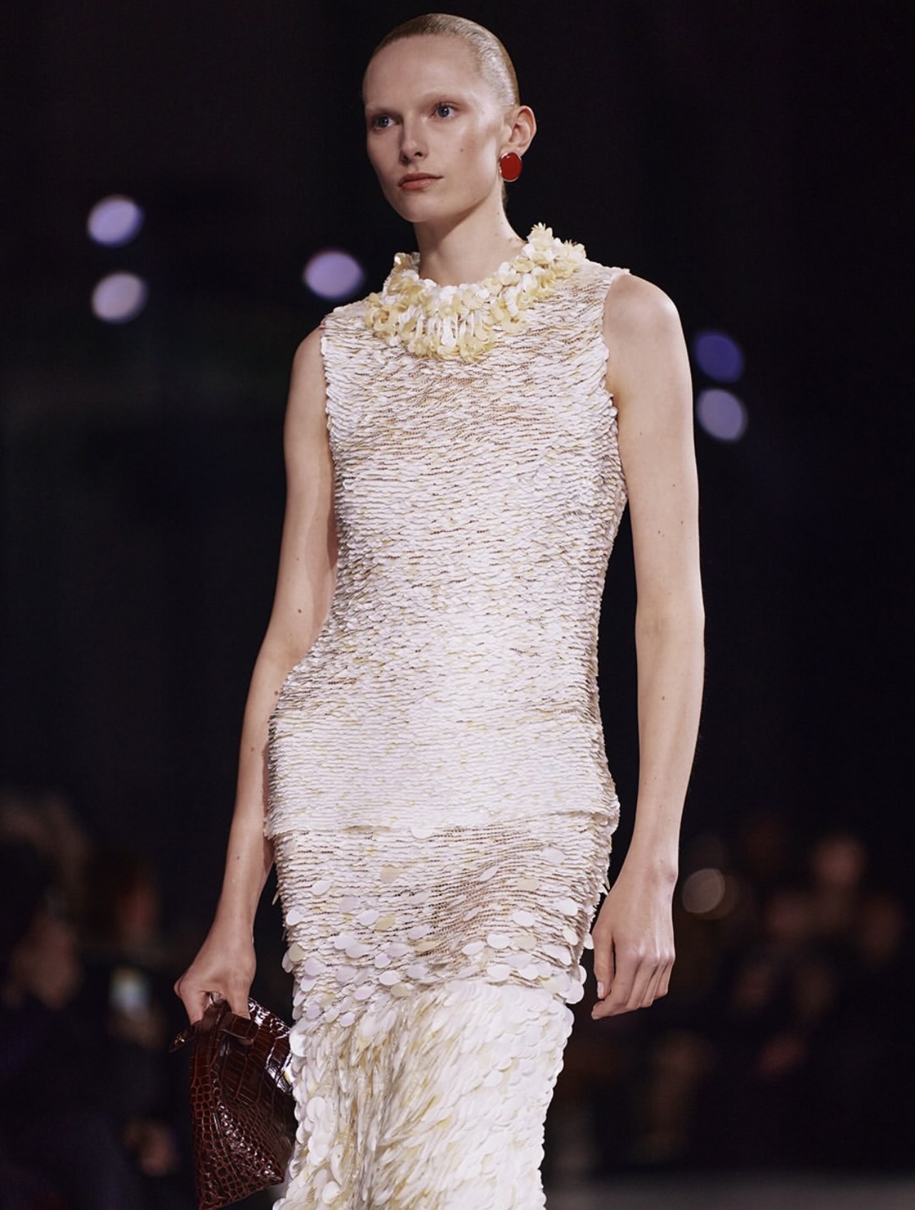 Bất chấp lạnh giá, dân tình sẵn lòng xếp hàng dài để được ngắm và mua BST mới của Chanel dưới thời Matthieu Blazy- Ảnh 5.