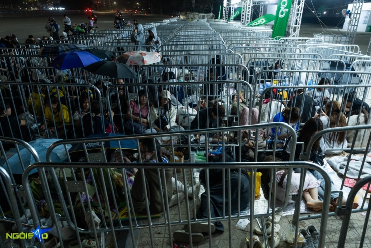 Fan nằm đất xuyên đêm, bám rào chờ xem concert Anh trai say hi 3 Fan nằm đất xuyên đêm, bám rào chờ xem concert 'Anh trai say hi' - 2