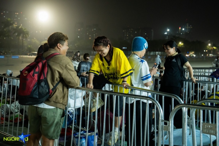 Fan nằm đất xuyên đêm, bám rào chờ xem concert Anh trai say hi 4 Fan nằm đất xuyên đêm, bám rào chờ xem concert 'Anh trai say hi' - 3