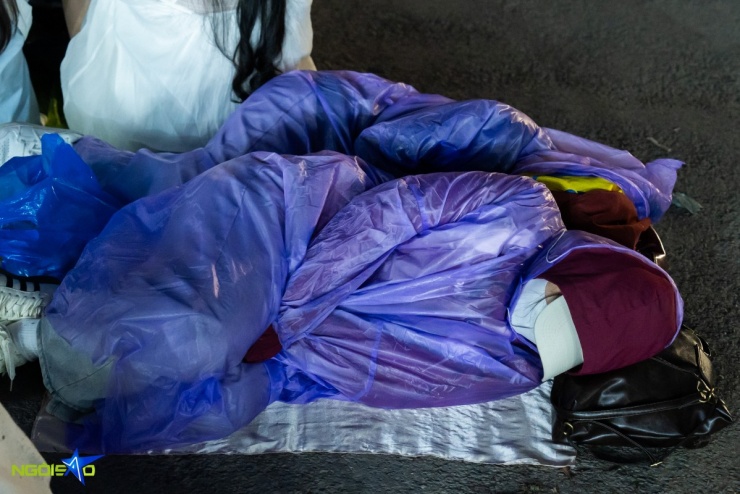 Fan nằm đất xuyên đêm, bám rào chờ xem concert Anh trai say hi 7 Fan nằm đất xuyên đêm, bám rào chờ xem concert 'Anh trai say hi' - 6