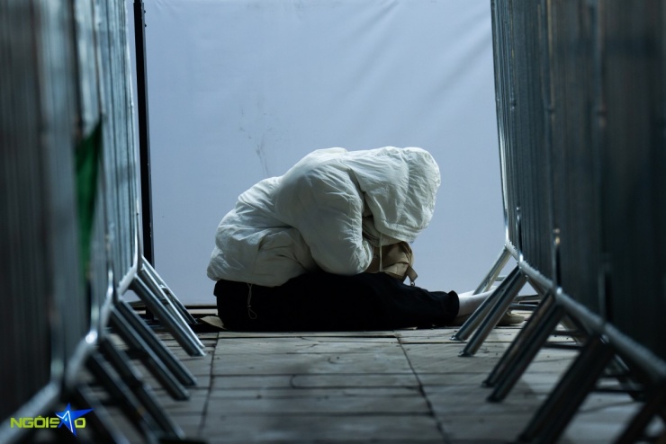 Fan nằm đất xuyên đêm, bám rào chờ xem concert Anh trai say hi 8 Fan nằm đất xuyên đêm, bám rào chờ xem concert 'Anh trai say hi' - 7