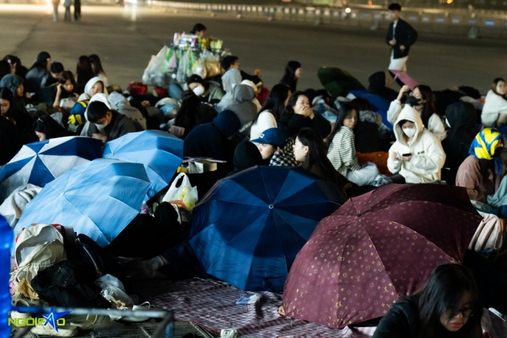 Fan nằm đất xuyên đêm, bám rào chờ xem concert Anh trai say hi 9 Fan nằm đất xuyên đêm, bám rào chờ xem concert 'Anh trai say hi' - 8