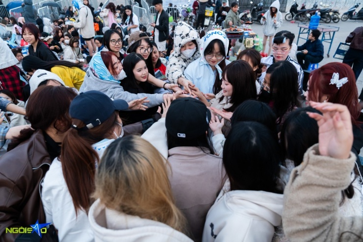 Fan nằm đất xuyên đêm, bám rào chờ xem concert Anh trai say hi 11 Fan nằm đất xuyên đêm, bám rào chờ xem concert 'Anh trai say hi' - 10