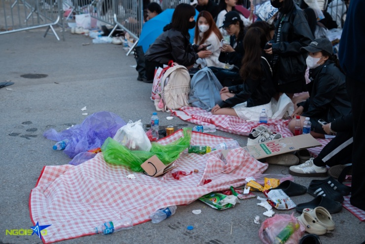 Fan nằm đất xuyên đêm, bám rào chờ xem concert Anh trai say hi 12 Fan nằm đất xuyên đêm, bám rào chờ xem concert 'Anh trai say hi' - 11