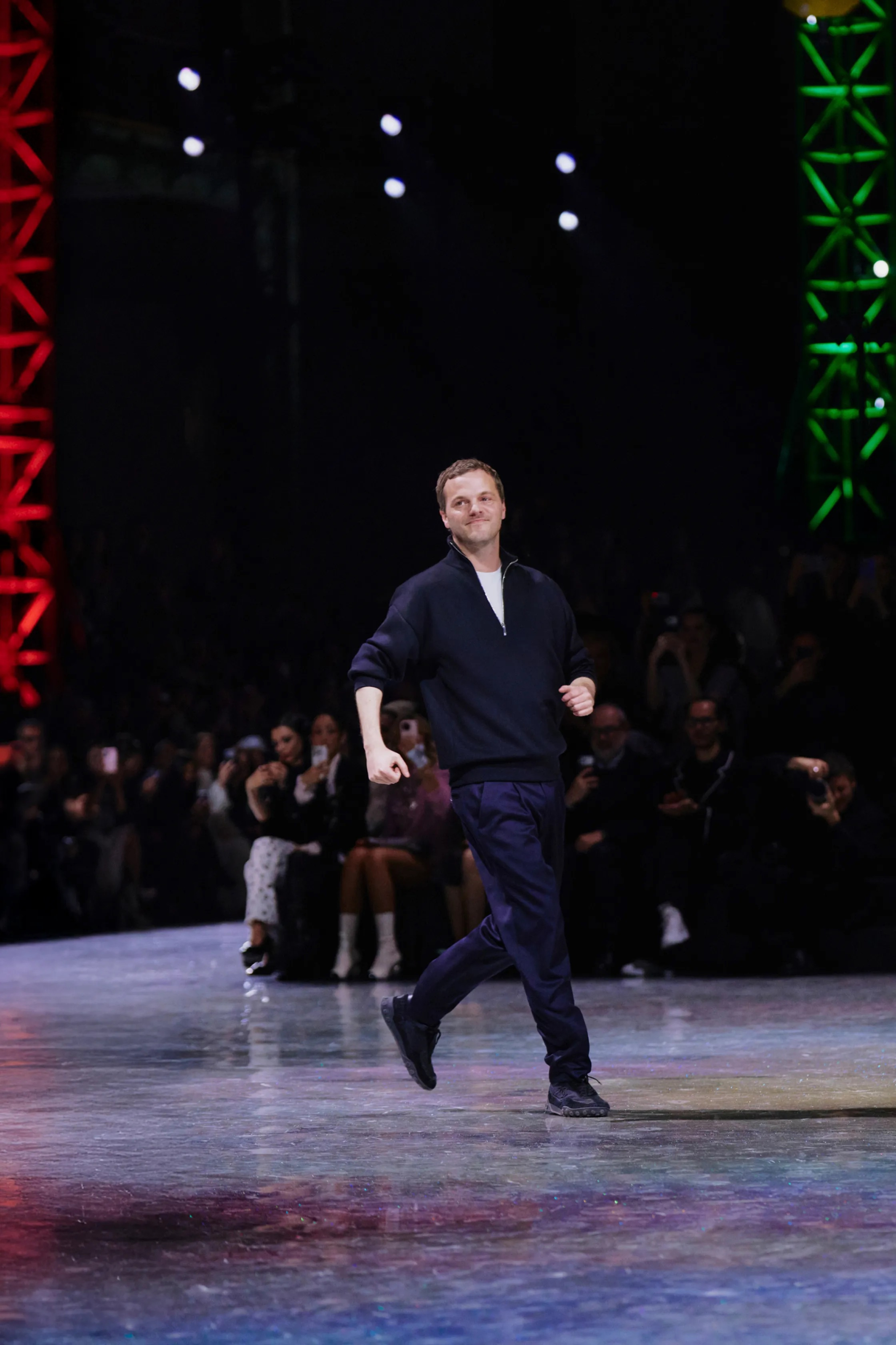 Bất chấp lạnh giá, dân tình sẵn lòng xếp hàng dài để được ngắm và mua BST mới của Chanel dưới thời Matthieu Blazy- Ảnh 1.