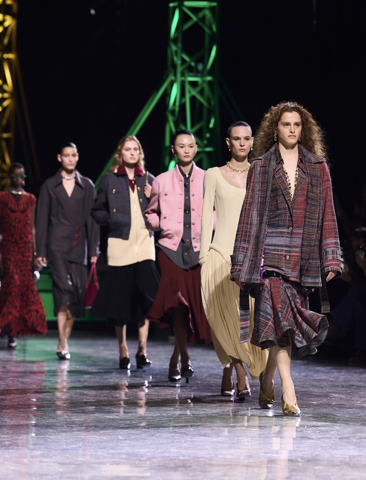 Bất chấp lạnh giá, dân tình sẵn lòng xếp hàng dài để được ngắm và mua BST mới của Chanel dưới thời Matthieu Blazy- Ảnh 6.