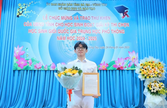 Nhật Minh nhận khen thưởng giải ba học sinh giỏi quốc gia môn Tin năm 2025. Ảnh: Nhân vật cung cấp
