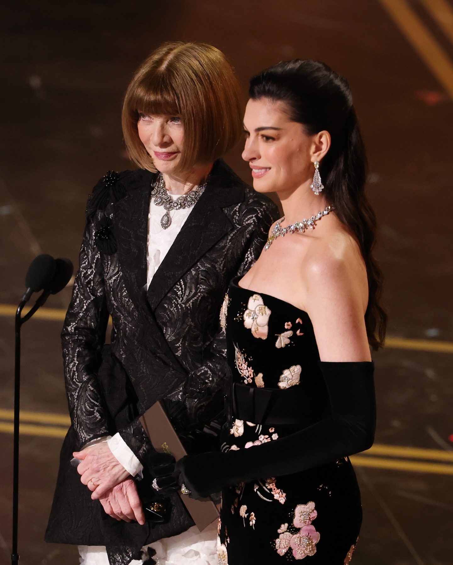 1773638026 331 Anne Hathaway dung do Anna Wintour quay duc nuoc san