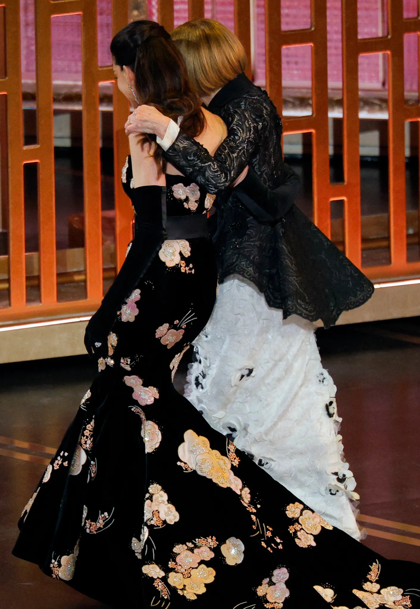 1773638031 544 Anne Hathaway dung do Anna Wintour quay duc nuoc san