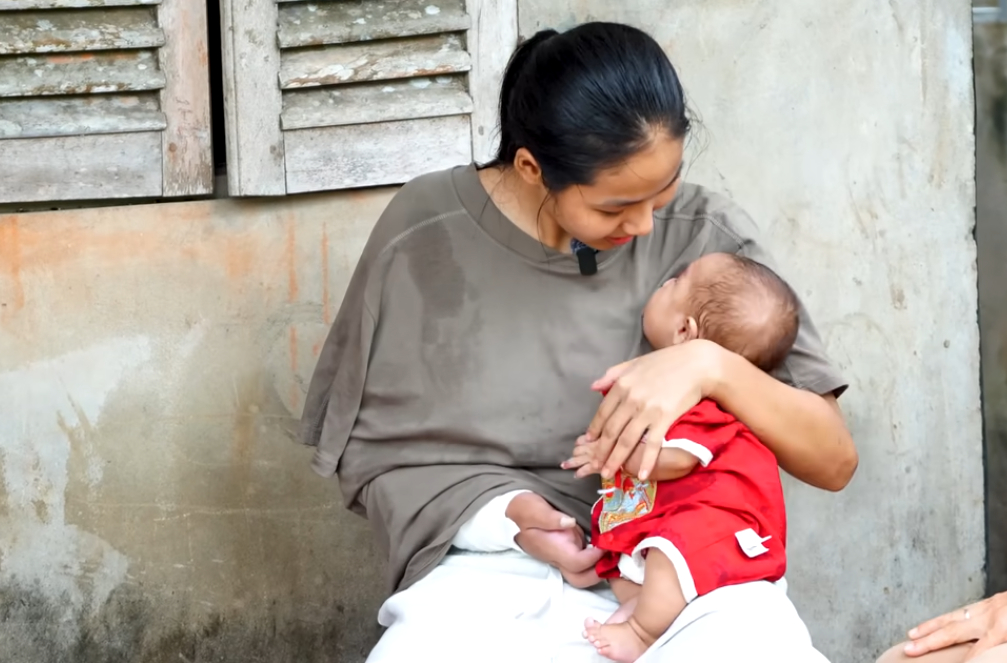 Từng gây chấn động với ca ghép bàn tay đứt lìa vào chân khi đang mang song thai, cuộc sống hiện tại của người mẹ đơn thân giờ ra sao?- Ảnh 3.