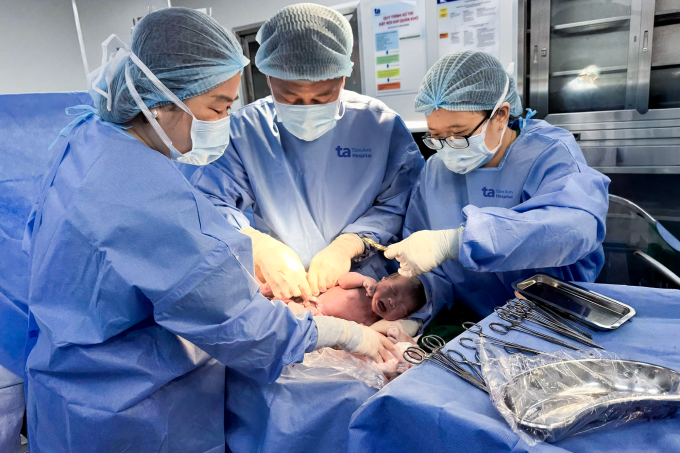 Bác sĩ Thanh Tâm (trái) và bác sĩ Văn Phúc (giữa) mổ song thai cho chị Tuyết lúc 37 tuần. Ảnh: Bệnh viện Đa khoa Tâm Anh